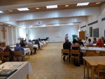 Tilaisuus järjestettiin Forssan Seurakuntatalon juhlasalissa.