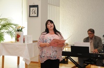 Tilaisuuden juontajana toimi ja tilaisuudessa lauloi Kati Kaasalainen. Häntä säesti Juhani Kähkönen.