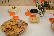 Tilaisuudessa oli monenmoista tarjottavaa.