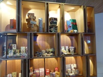 Näyttelyssä oli kaikenlaista nähtävää kuultavaa ja koettavaa Fazerin syntymästä nykypäivään. Varsinkin Fazerin historian eri tuotteet, mainokset ja tuotepaketit herättivät mielenkiintoa.