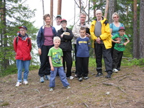 Osa ryhmästä patikkaretkellä Ahonnokassa perinnetila Korteniemeen tutustuttaessa 5/2013
